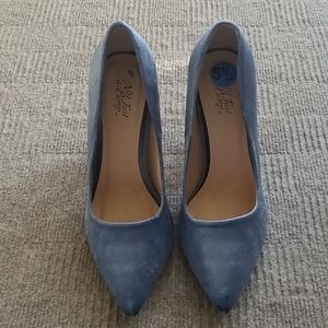 Velvet blue chunky pumps